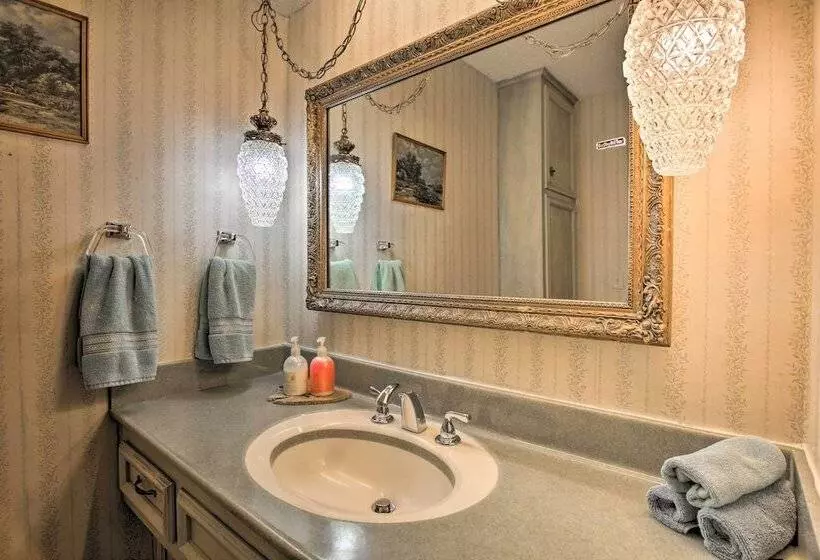 Private Home W/ Hot Tub & Patio Near Dtwn Tulsa