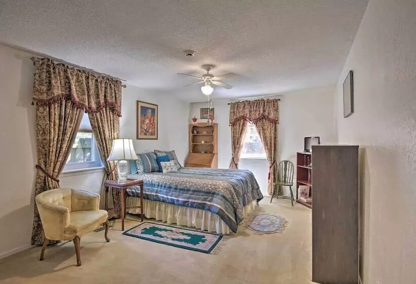 Private Home W/ Hot Tub & Patio Near Dtwn Tulsa