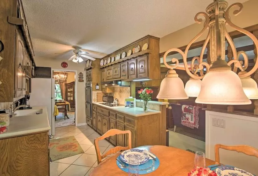 Private Home W/ Hot Tub & Patio Near Dtwn Tulsa