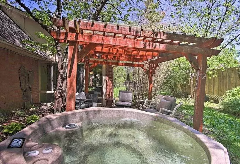 Private Home W/ Hot Tub & Patio Near Dtwn Tulsa