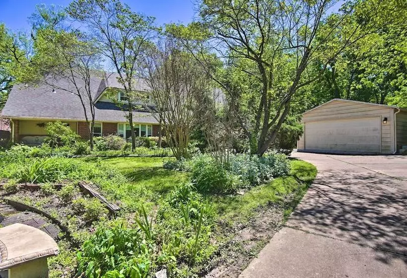 Private Home W/ Hot Tub & Patio Near Dtwn Tulsa