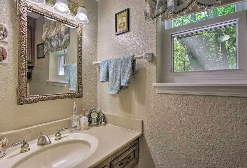 Private Home W/ Hot Tub & Patio Near Dtwn Tulsa