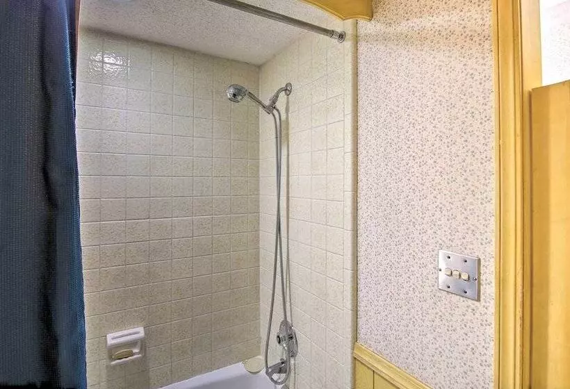 Private Home W/ Hot Tub & Patio Near Dtwn Tulsa
