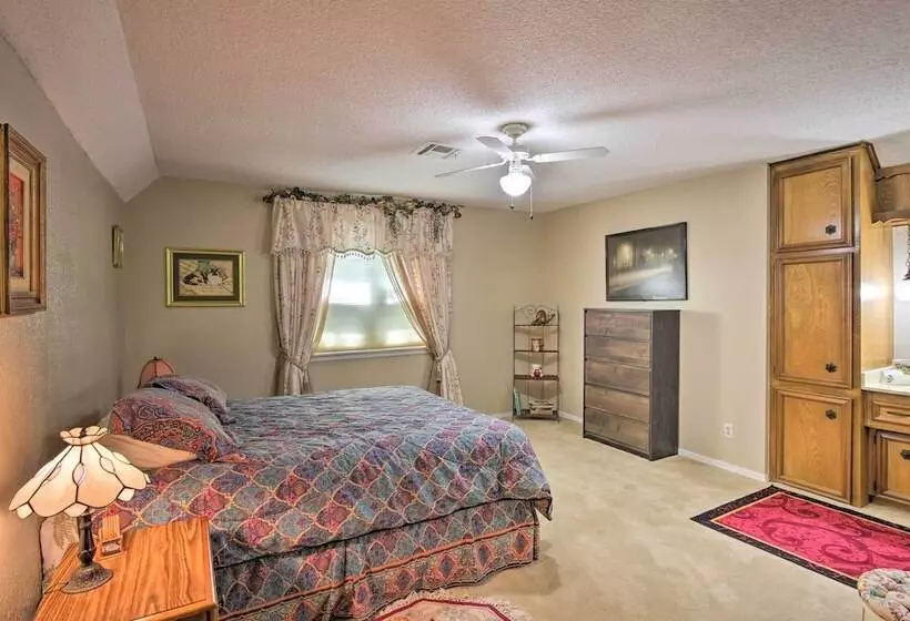 Private Home W/ Hot Tub & Patio Near Dtwn Tulsa