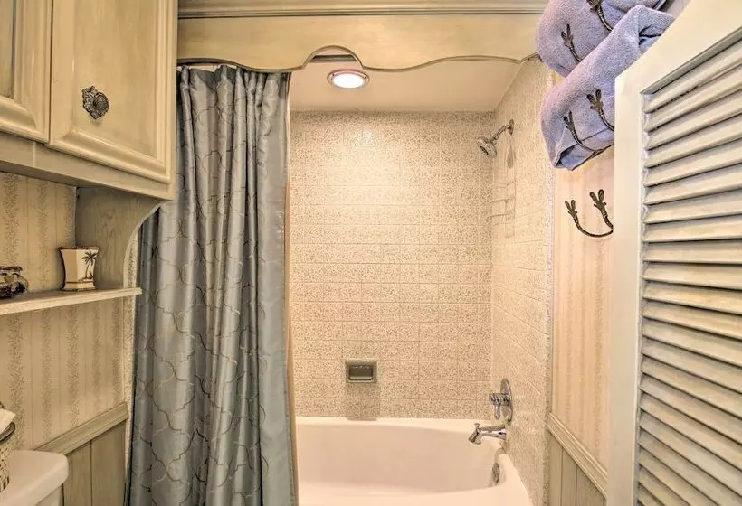 Private Home W/ Hot Tub & Patio Near Dtwn Tulsa