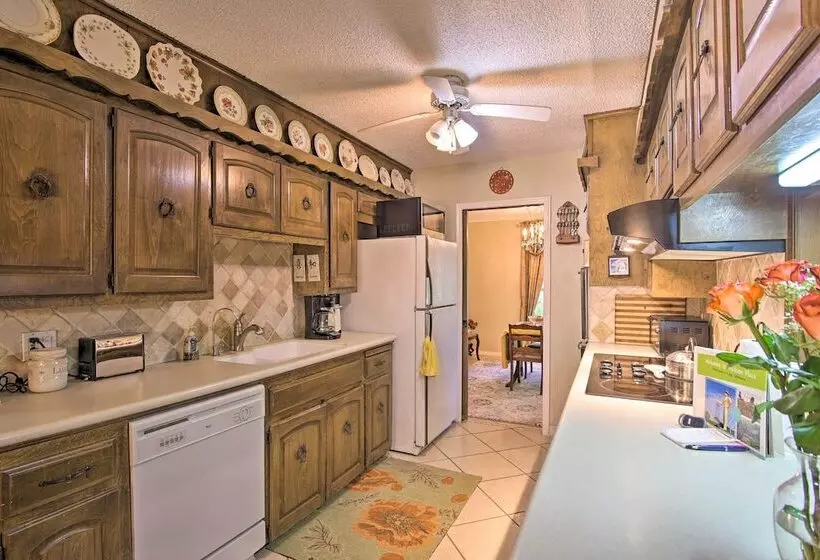 Private Home W/ Hot Tub & Patio Near Dtwn Tulsa