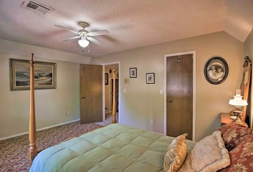Private Home W/ Hot Tub & Patio Near Dtwn Tulsa