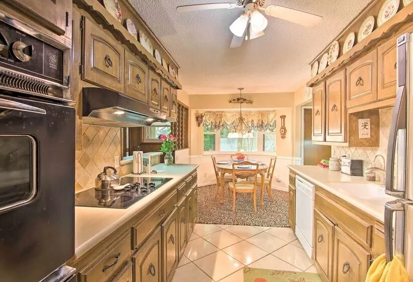 Private Home W/ Hot Tub & Patio Near Dtwn Tulsa