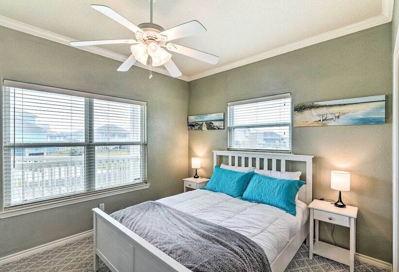 Walk To Ocean: Pura Vida Crystal Beach House!