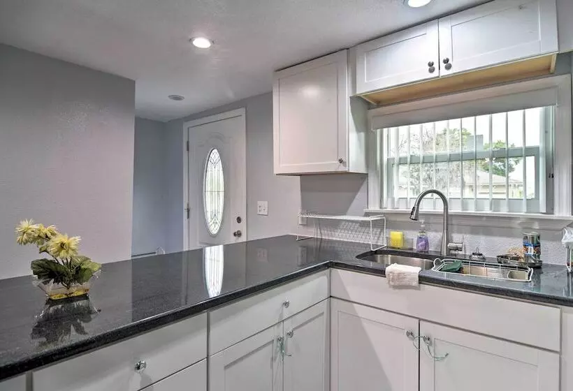Quaint Jungle Hideaway Near Downtown St. Pete