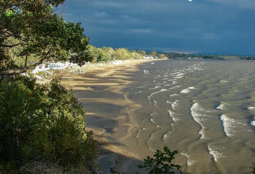 Rustic Lake House On Lake Champlain S Barney Point