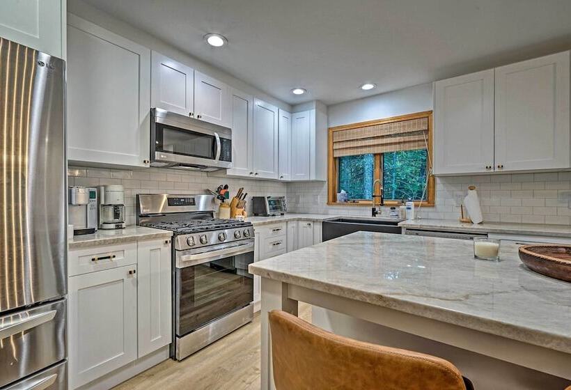 Spacious Dover Refuge ~ 5 Mi To Mount Snow!