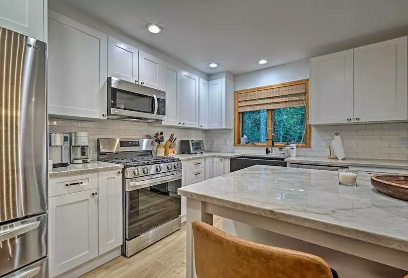 Spacious Dover Refuge ~ 5 Mi To Mount Snow!