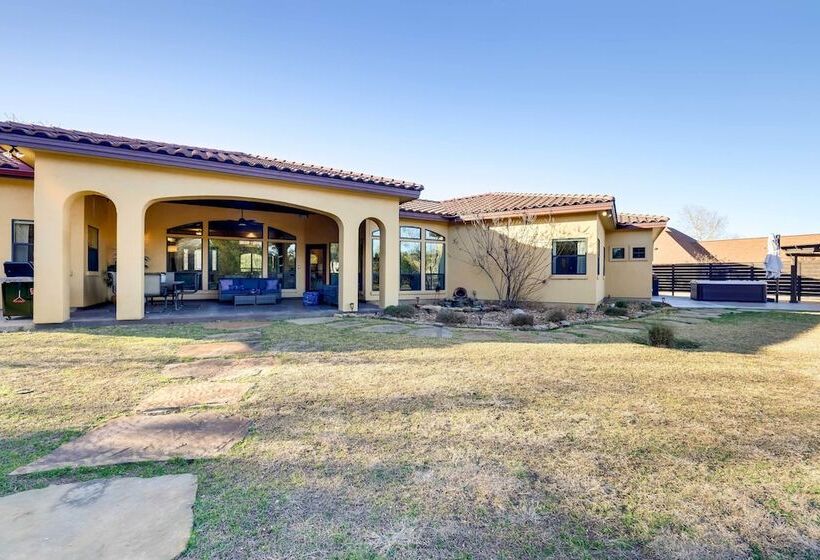 Stylish Home W/ Hot Tub ~ 4 Mi To Canyon Lake