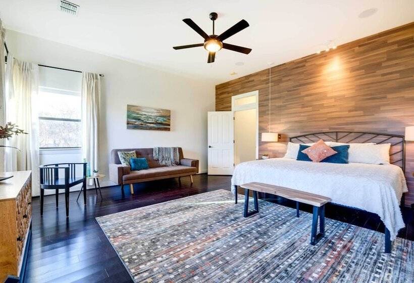 Stylish Home W/ Hot Tub ~ 4 Mi To Canyon Lake