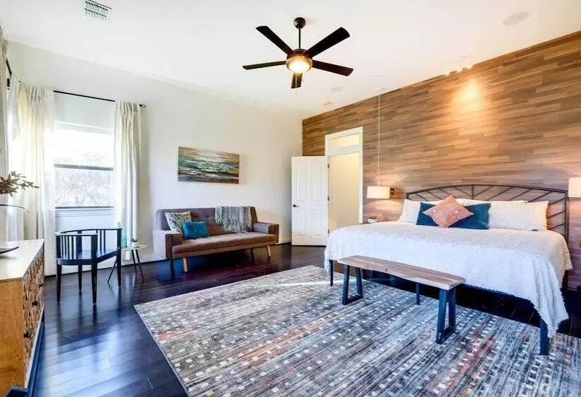 Stylish Home W/ Hot Tub ~ 4 Mi To Canyon Lake