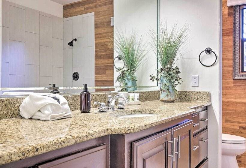 Stylish Home W/ Hot Tub ~ 4 Mi To Canyon Lake