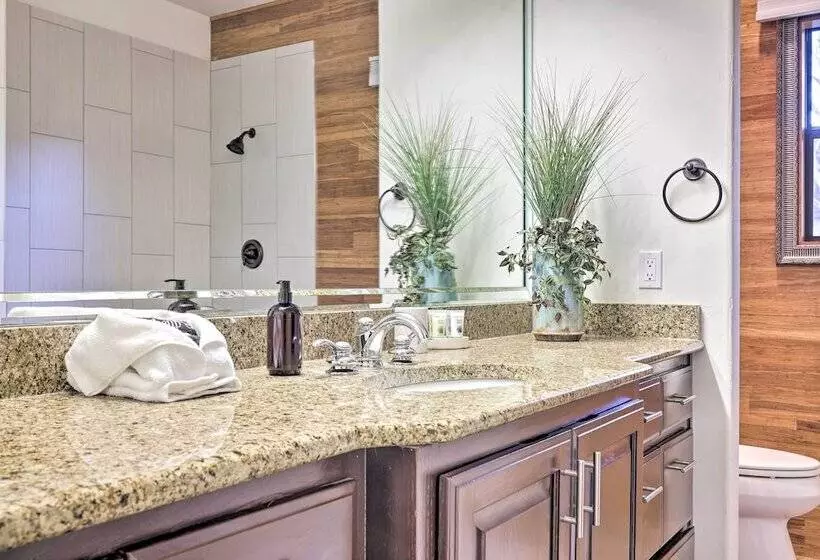 Stylish Home W/ Hot Tub ~ 4 Mi To Canyon Lake