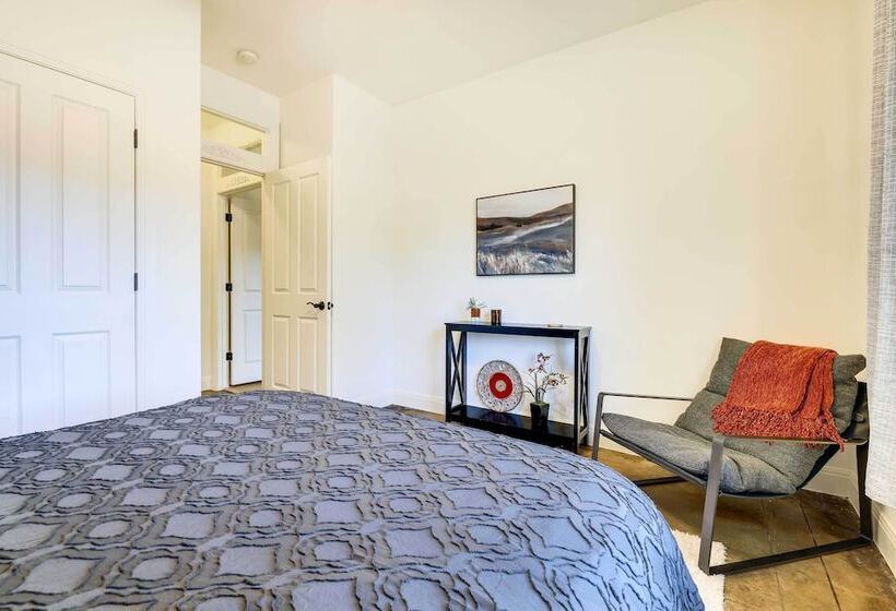 Stylish Home W/ Hot Tub ~ 4 Mi To Canyon Lake