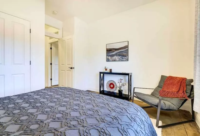 Stylish Home W/ Hot Tub ~ 4 Mi To Canyon Lake