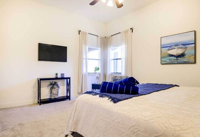 Stylish Home W/ Hot Tub ~ 4 Mi To Canyon Lake