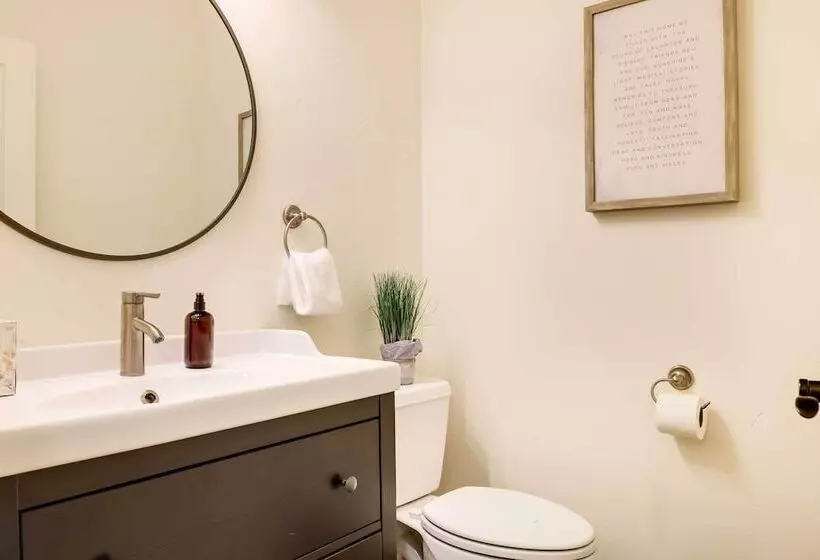 Stylish Home W/ Hot Tub ~ 4 Mi To Canyon Lake