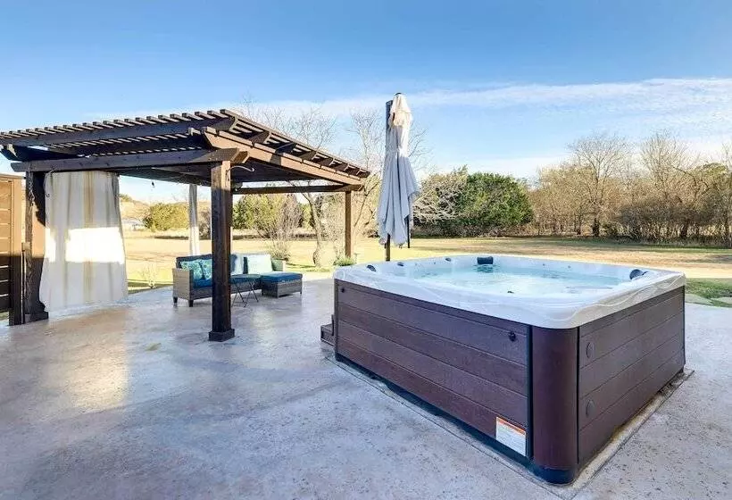 Stylish Home W/ Hot Tub ~ 4 Mi To Canyon Lake