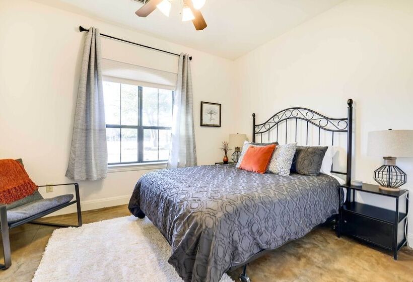 Stylish Home W/ Hot Tub ~ 4 Mi To Canyon Lake