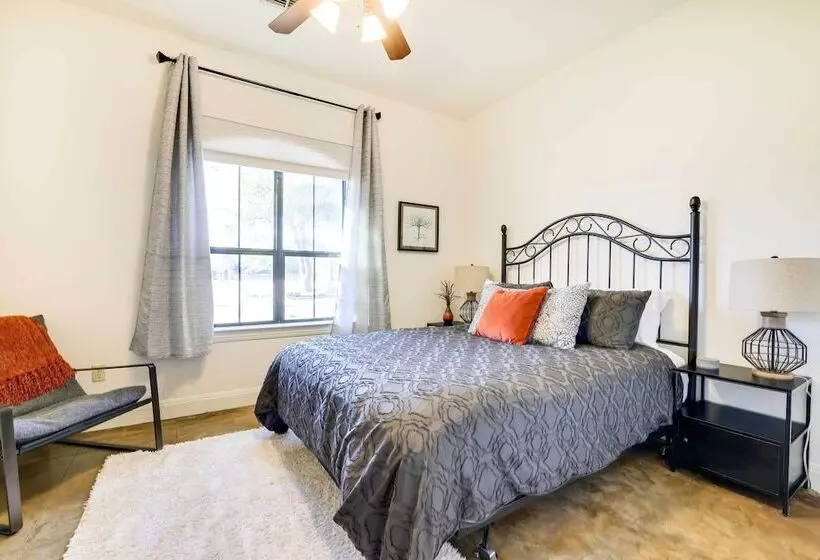 Stylish Home W/ Hot Tub ~ 4 Mi To Canyon Lake