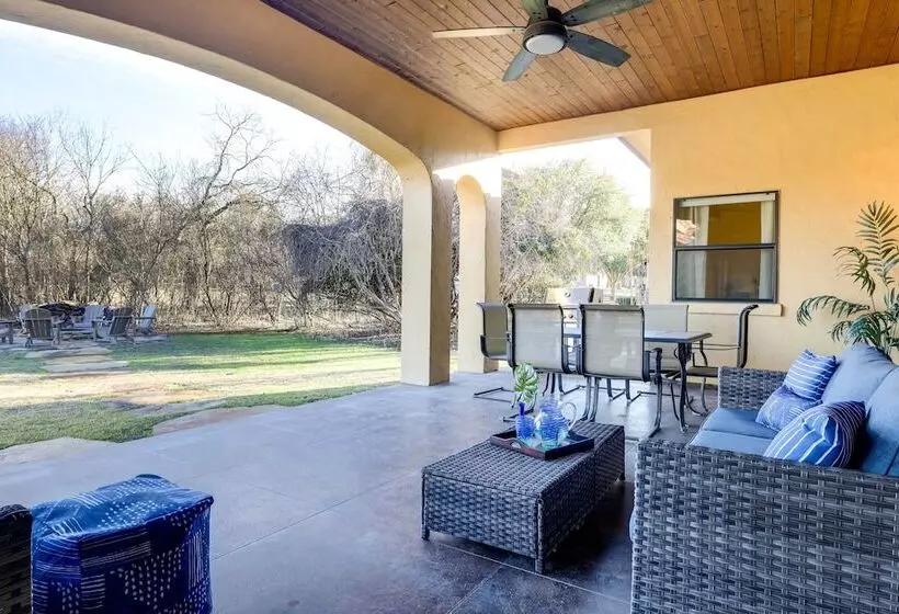 Stylish Home W/ Hot Tub ~ 4 Mi To Canyon Lake