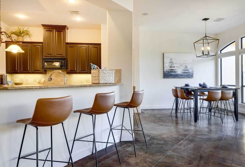 Stylish Home W/ Hot Tub ~ 4 Mi To Canyon Lake