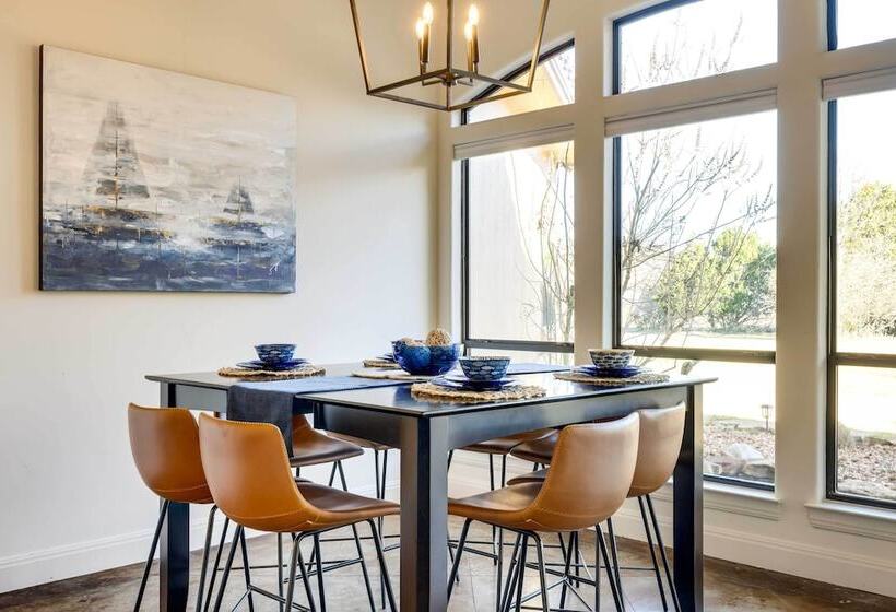 Stylish Home W/ Hot Tub ~ 4 Mi To Canyon Lake