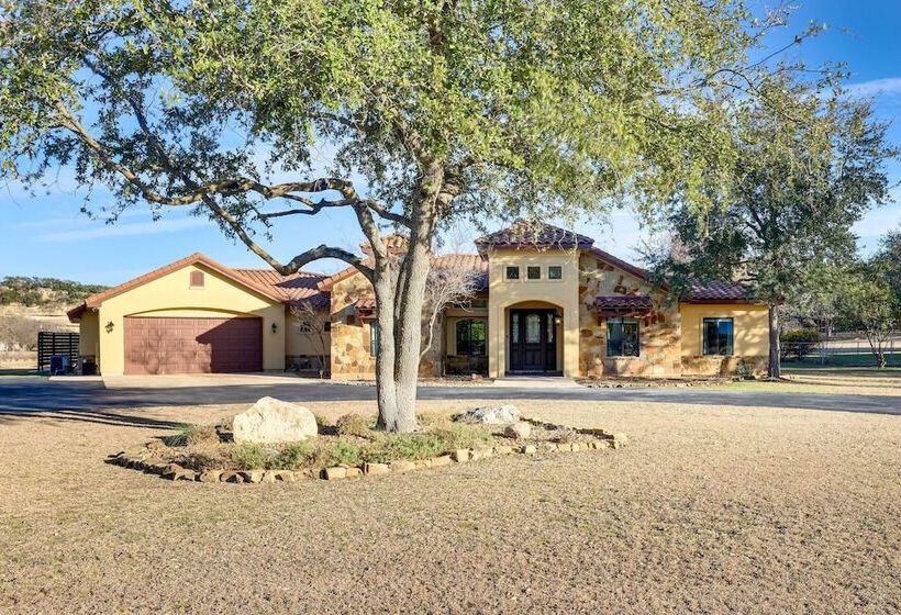 Stylish Home W/ Hot Tub ~ 4 Mi To Canyon Lake