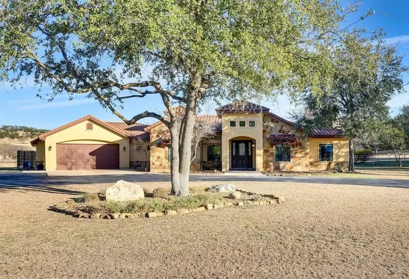 Stylish Home W/ Hot Tub ~ 4 Mi To Canyon Lake