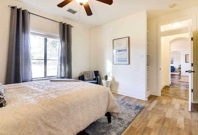 Stylish Home W/ Hot Tub ~ 4 Mi To Canyon Lake