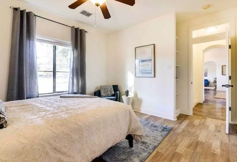 Stylish Home W/ Hot Tub ~ 4 Mi To Canyon Lake