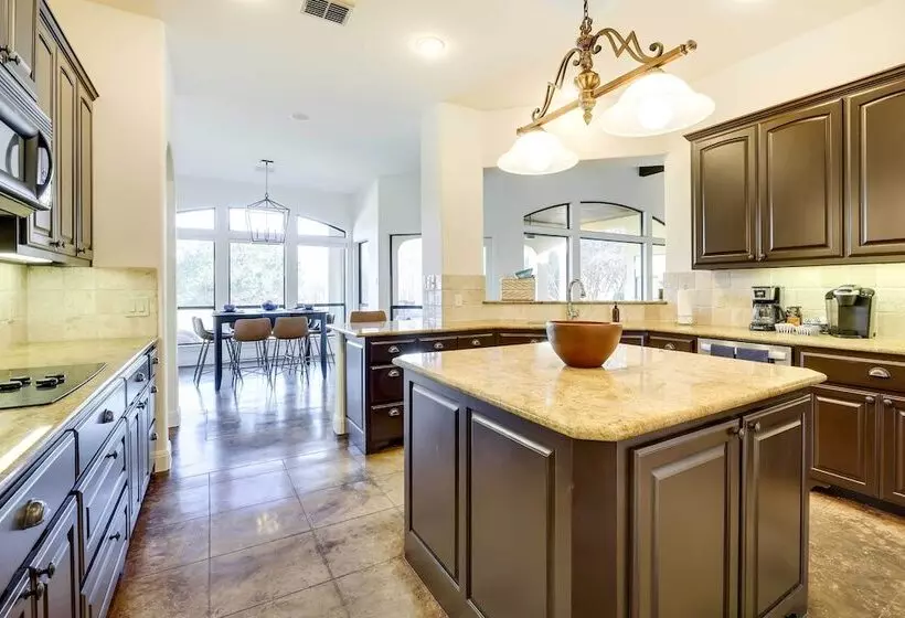 Stylish Home W/ Hot Tub ~ 4 Mi To Canyon Lake