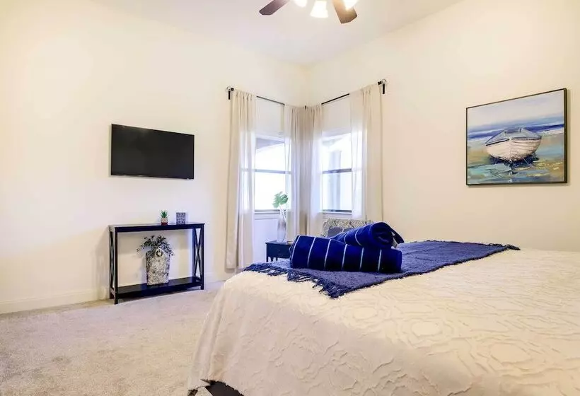 Stylish Home W/ Hot Tub ~ 4 Mi To Canyon Lake