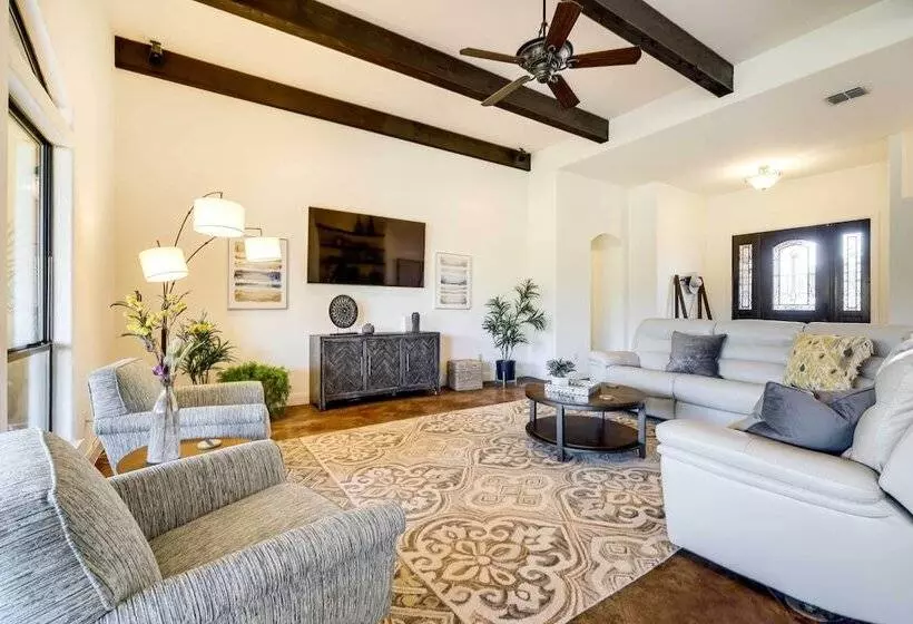 Stylish Home W/ Hot Tub ~ 4 Mi To Canyon Lake