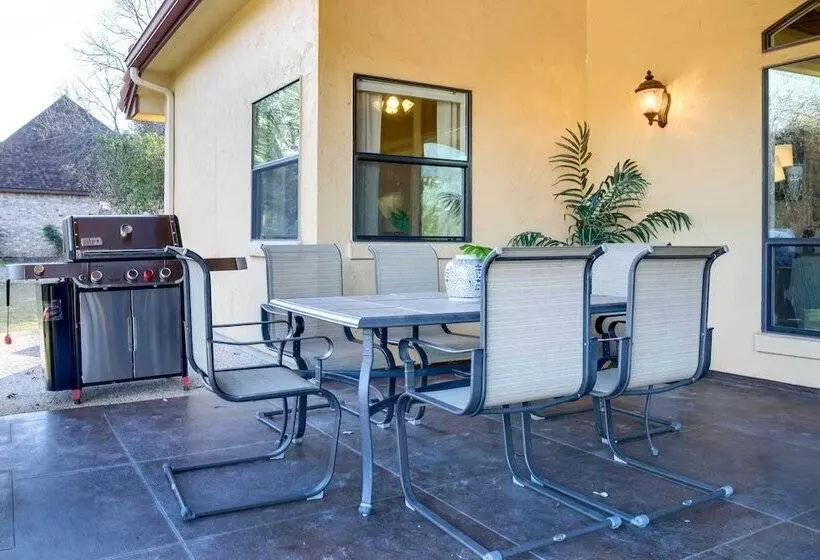 Stylish Home W/ Hot Tub ~ 4 Mi To Canyon Lake