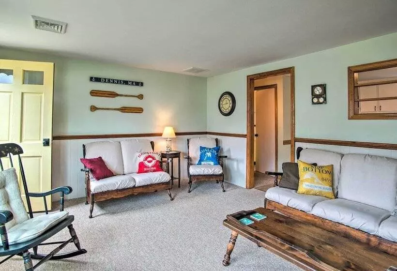 Traditional Cape Cod Cottage: Walk To Beach!