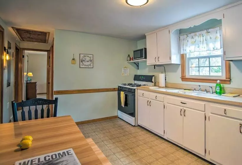 Traditional Cape Cod Cottage: Walk To Beach!