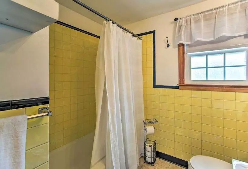 Traditional Cape Cod Cottage: Walk To Beach!