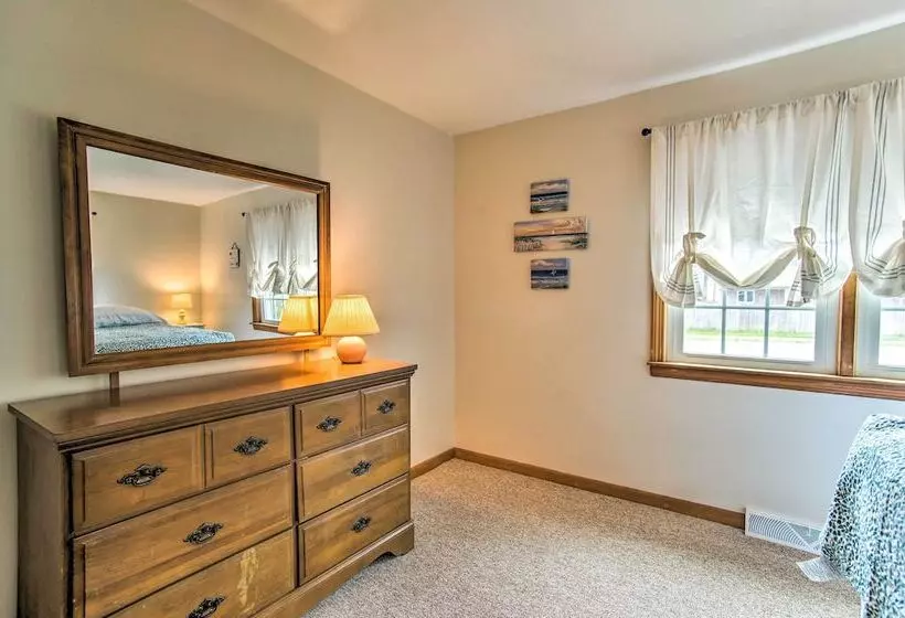 Traditional Cape Cod Cottage: Walk To Beach!