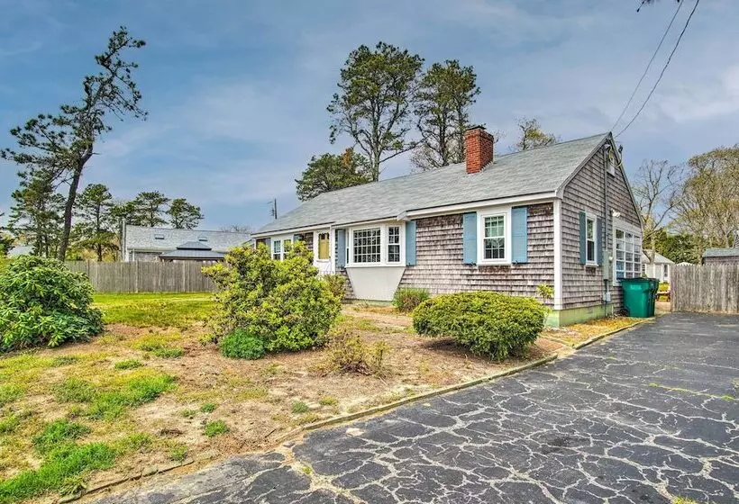 Traditional Cape Cod Cottage: Walk To Beach!