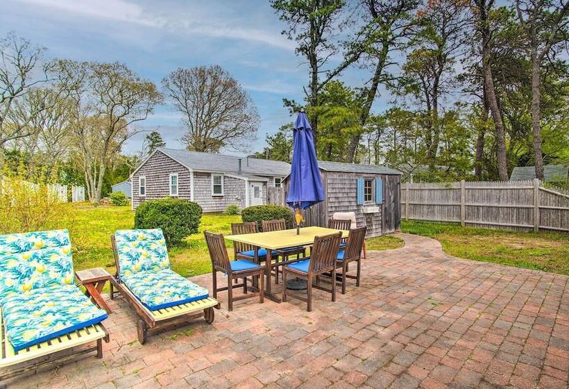 Traditional Cape Cod Cottage: Walk To Beach!