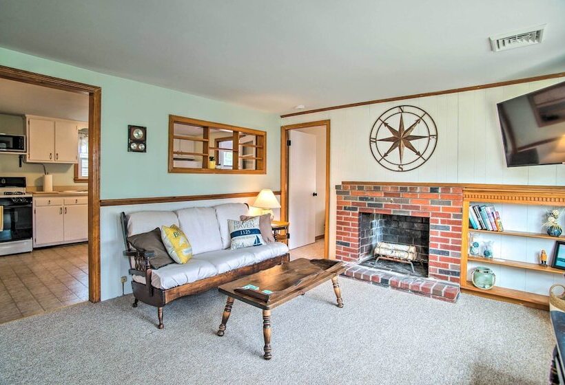 Traditional Cape Cod Cottage: Walk To Beach!