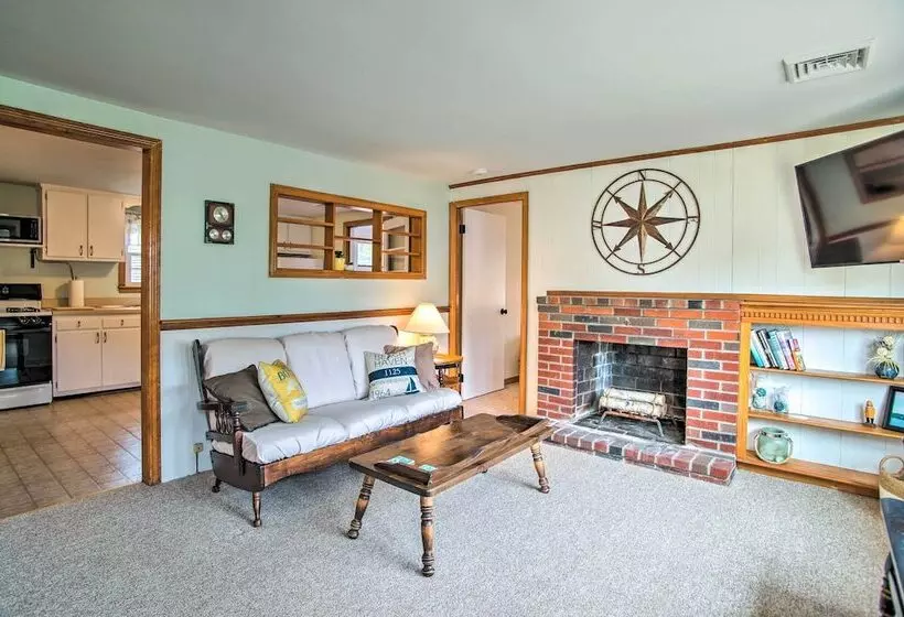 Traditional Cape Cod Cottage: Walk To Beach!