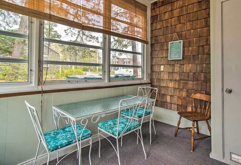 Traditional Cape Cod Cottage: Walk To Beach!