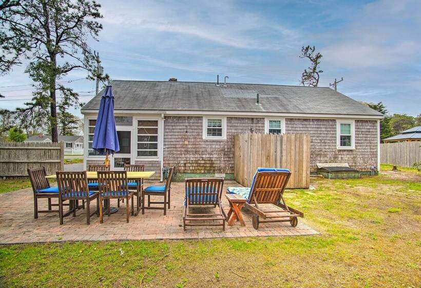 Traditional Cape Cod Cottage: Walk To Beach!